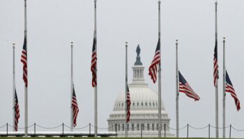 Investiture de Donald Trump : pourquoi les drapeaux en berne le jour de la cérémonie font-ils polémique ?