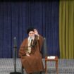 Cette photo diffusée par le bureau du guide suprême iranien, l'ayatollah Ali Khamenei, le 22 décembre 2024, le montre saluant des invités alors qu'il prononce un discours à Téhéran