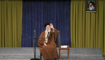 Cette photo diffusée par le bureau du guide suprême iranien, l'ayatollah Ali Khamenei, le 22 décembre 2024, le montre saluant des invités alors qu'il prononce un discours à Téhéran