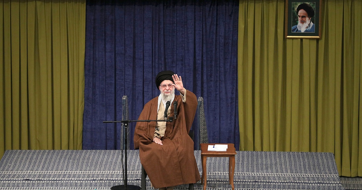 Cette photo diffusée par le bureau du guide suprême iranien, l'ayatollah Ali Khamenei, le 22 décembre 2024, le montre saluant des invités alors qu'il prononce un discours à Téhéran