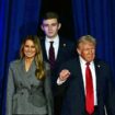 Donald Trump, son épouse Melania, et leur fils Barron le soir de l'élection présidentielle américaine, le 5 novembre 2024, à West Palm Beach (Floride)