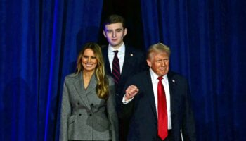 Donald Trump, son épouse Melania, et leur fils Barron le soir de l'élection présidentielle américaine, le 5 novembre 2024, à West Palm Beach (Floride)