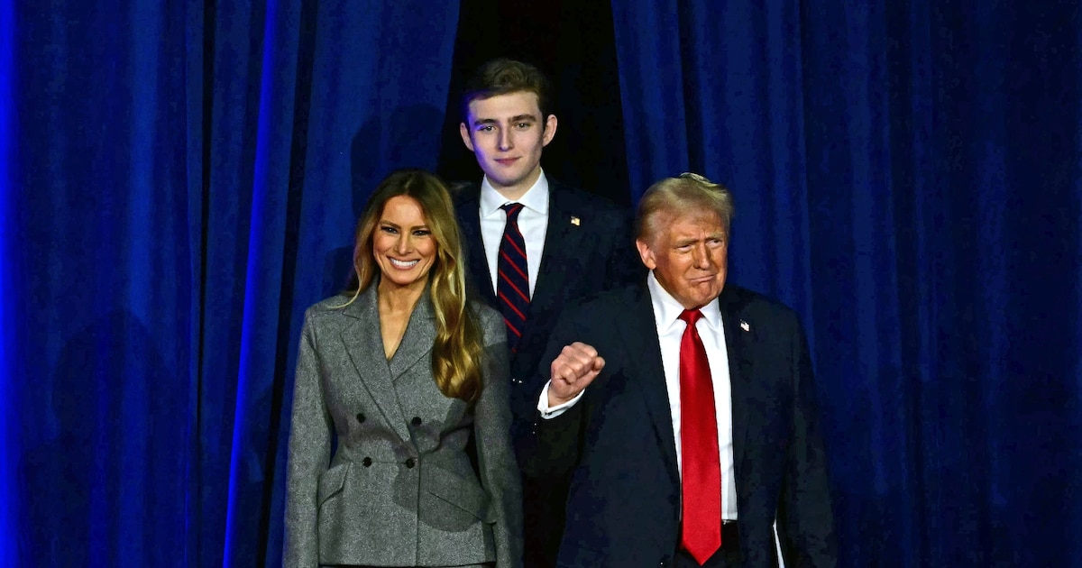 Donald Trump, son épouse Melania, et leur fils Barron le soir de l'élection présidentielle américaine, le 5 novembre 2024, à West Palm Beach (Floride)