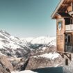 Perché en haut des pistes du domaine de Solaise à Val d'Isère, Le Refuge invite à se ressourcer face à la montagne et ses paysages apaisants.