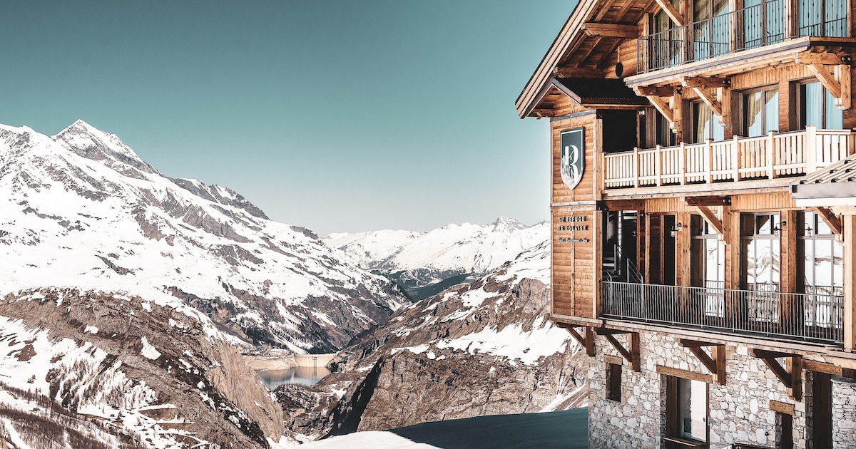 Perché en haut des pistes du domaine de Solaise à Val d'Isère, Le Refuge invite à se ressourcer face à la montagne et ses paysages apaisants.