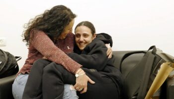 Cette photo diffusée par l'armée israélienne montre l'ancienne otage israélienne Romi Gonen avec sa mère Merav dans un lieu non divulgué en Israël le 19 janvier 2025