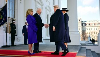 Investiture de Trump : cette poignée de main avec Joe Biden devant la Maison Blanche marque le retour du républicain