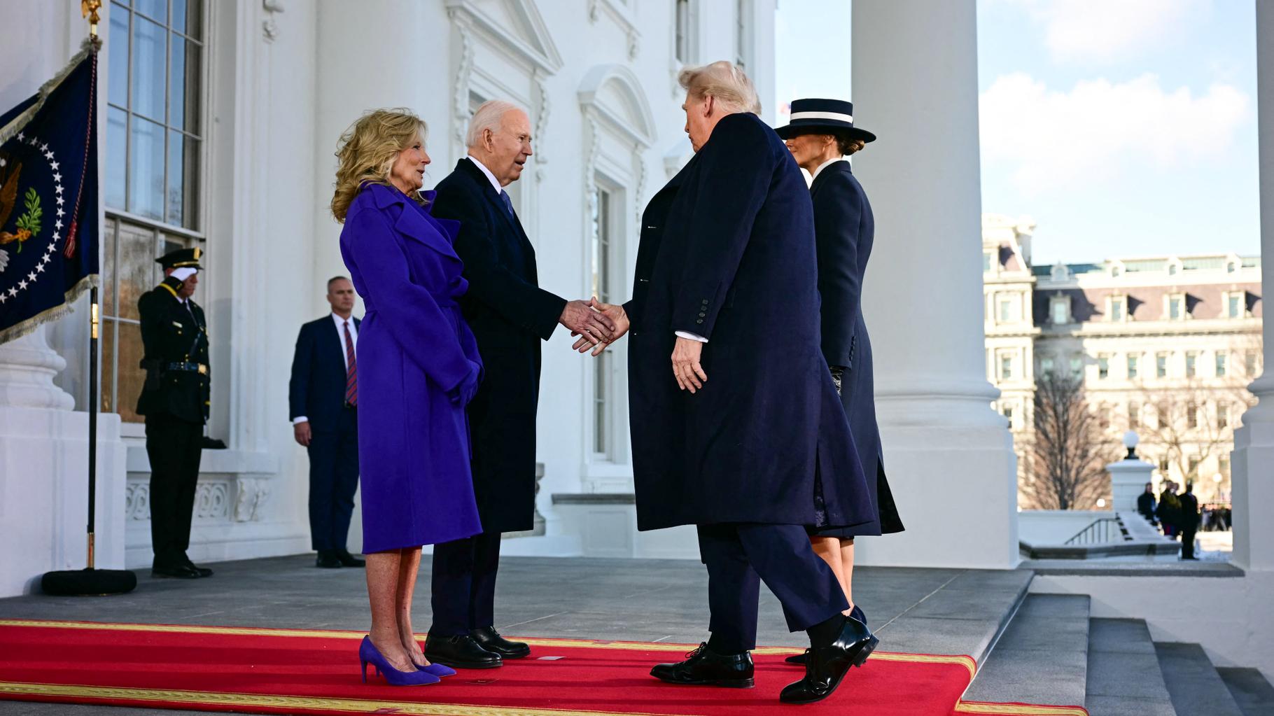 Investiture de Trump : cette poignée de main avec Joe Biden devant la Maison Blanche marque le retour du républicain