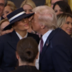 Donald Trump tente d’embrasser Melania Trump mais le chapeau de la First Lady en a décidé autrement