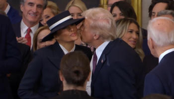 Donald Trump tente d’embrasser Melania Trump mais le chapeau de la First Lady en a décidé autrement