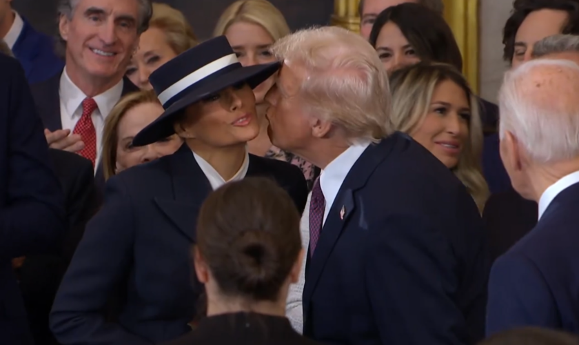 Donald Trump tente d’embrasser Melania Trump mais le chapeau de la First Lady en a décidé autrement