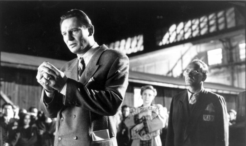 La Liste de Schindler : que symbolise la fillette en rouge dans le film de Spielberg ?