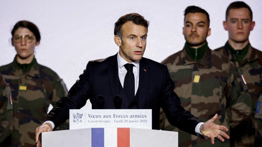 Emmanuel Macron veut "mobiliser" davantage de jeunes volontaires "en renfort" des armées