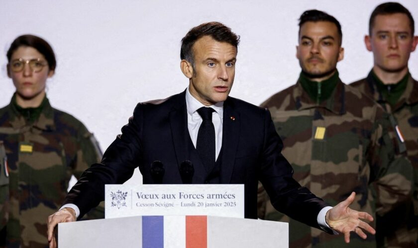 Emmanuel Macron veut "mobiliser" davantage de jeunes volontaires "en renfort" des armées