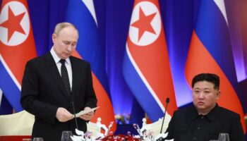 Sur cette photo diffusée par l'agence Spoutnik, le président russe Vladimir Poutine s'exprime au côté du dirigeant nord-coréen Kim Jong Un, le 19 juin 2024 à Pyongyang