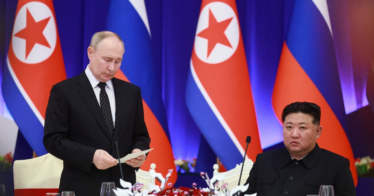 Sur cette photo diffusée par l'agence Spoutnik, le président russe Vladimir Poutine s'exprime au côté du dirigeant nord-coréen Kim Jong Un, le 19 juin 2024 à Pyongyang