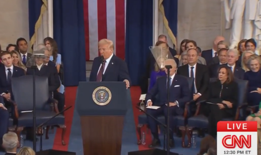 À l’investiture de Trump, Hillary Clinton prise d’un fou rire pendant le discours du nouveau président