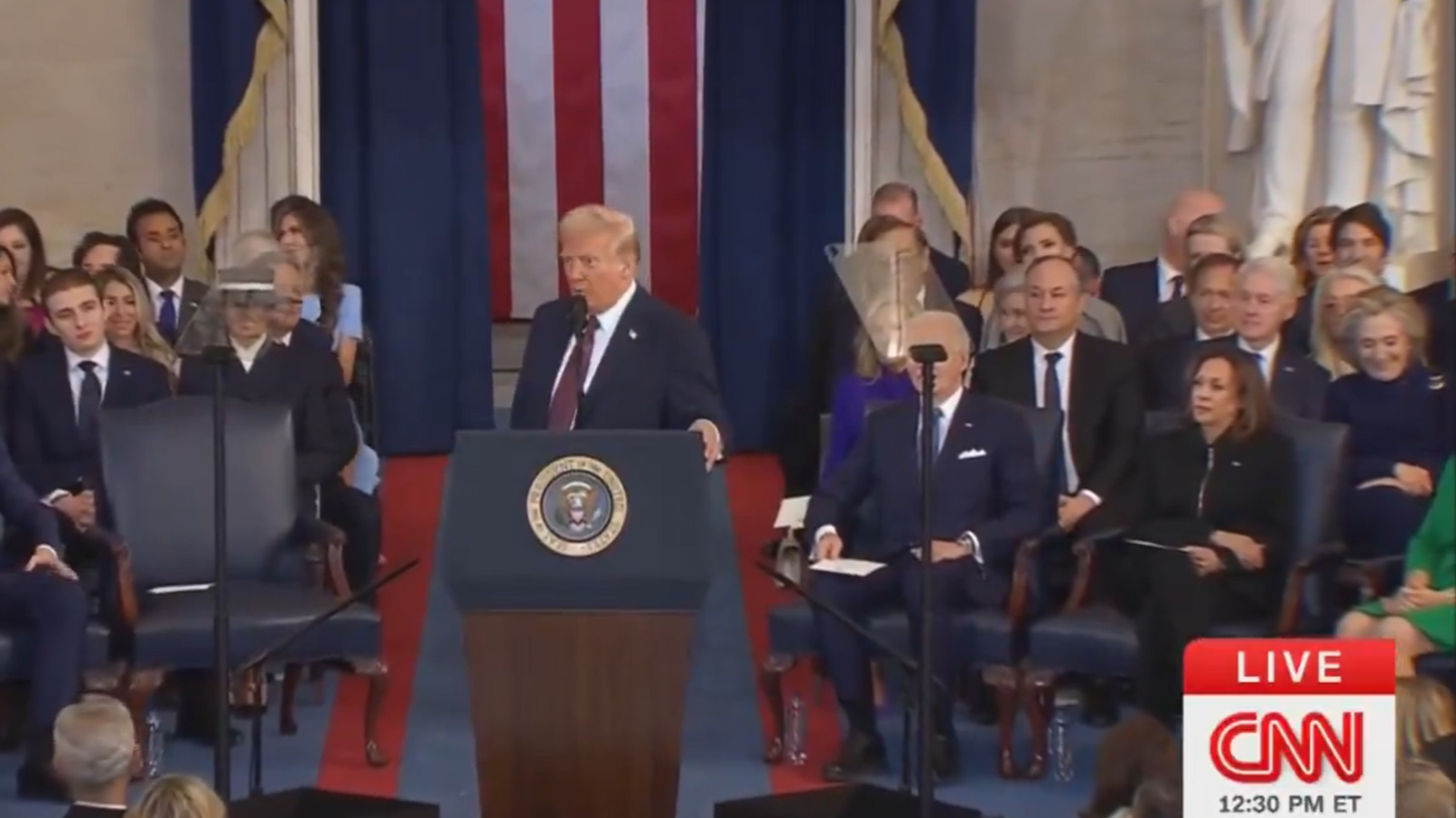 À l’investiture de Trump, Hillary Clinton prise d’un fou rire pendant le discours du nouveau président