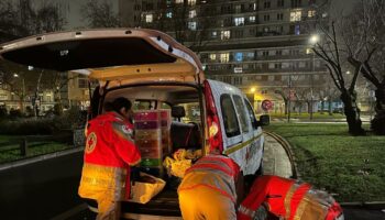 « On va vous donner des gants, le froid accentue l’eczéma » : une soirée de maraude avec les bénévoles de la Croix-Rouge