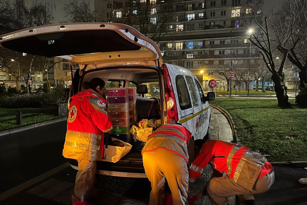 « On va vous donner des gants, le froid accentue l’eczéma » : une soirée de maraude avec les bénévoles de la Croix-Rouge