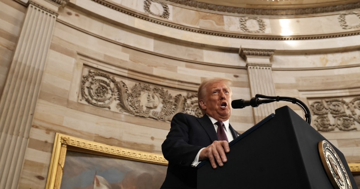 Le président américain Donald Trump prononce son discours d'investiture après avoir prêté serment en tant que 47e président des États-Unis dans la rotonde du Capitole, le 20 janvier 2025 à Washington, DC