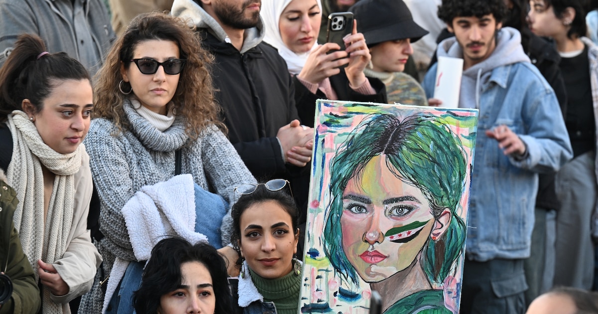 "Femme : Créature raisonnable faite de la main de Dieu pour tenir compagnie à l’homme", pouvait-on lire dans l'un des premiers dictionnaires consacrés à la langue française (ici, une manifestation  à Damas pour la démocratie et les droits des femmes dans la Syrie d'après Assad).