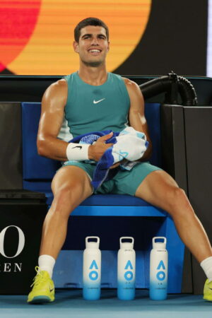 Alcaraz s'est il moqué de la blessure de Djokovic ? "Ne vous laissez pas berner" lance McEnroe, la vidéo étrange