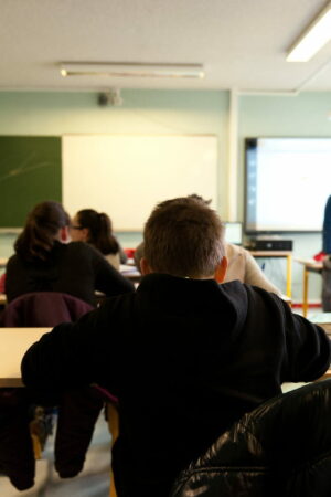 Une collégienne menace de mort son prof qui montrait des dessins de Charlie, la peine qu'elle risque est fixée