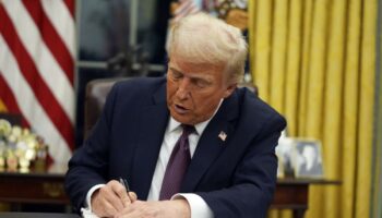 Immigration, retrait de l’OMS, assaillants du Capitole graciés… Trump signe ses premiers décrets inquiétants