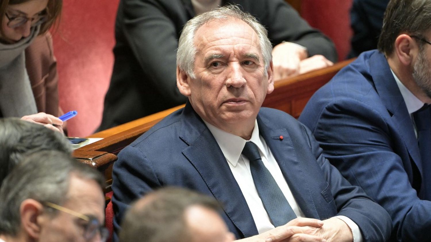 Fin de vie : François Bayrou souhaite examiner deux textes, un sur les soins palliatifs et un autre sur l'aide active à mourir