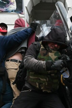 Heurts entre policiers et manifestants pro-Trump lors de l'assaut du Capitole, le 6 janvier 2021 à Washington