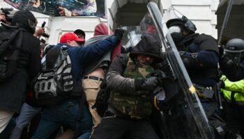 Heurts entre policiers et manifestants pro-Trump lors de l'assaut du Capitole, le 6 janvier 2021 à Washington