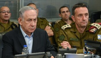 Le premier ministre israélien Benjamin Netanyahu et le chef d'état-major de l'armée israélienne Herzi Halevi suivent les frappes sur le port de Houdeida, au Yémen, le samedi 20 juillet 2024.