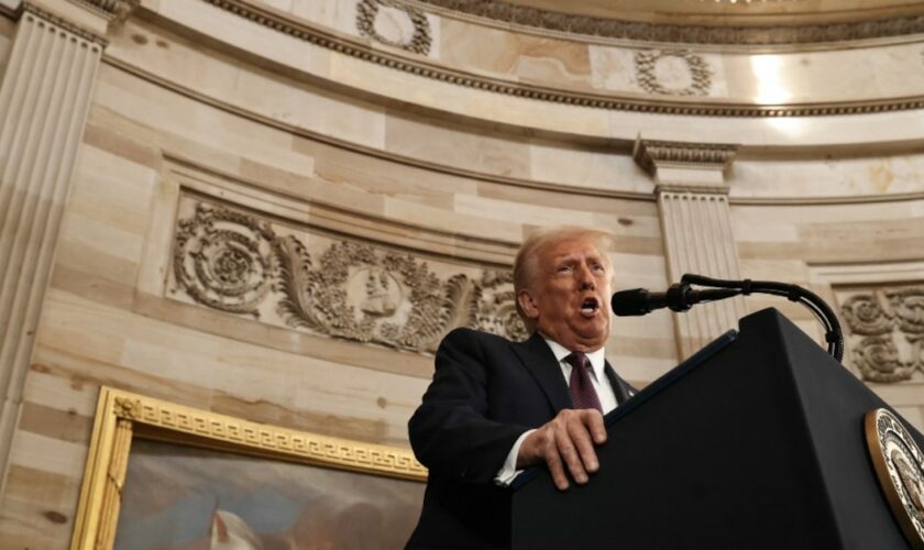 Le président américain Donald Trump prononce son discours d'investiture après avoir prêté serment en tant que 47e président des États-Unis dans la rotonde du Capitole, le 20 janvier 2025 à Washington, DC