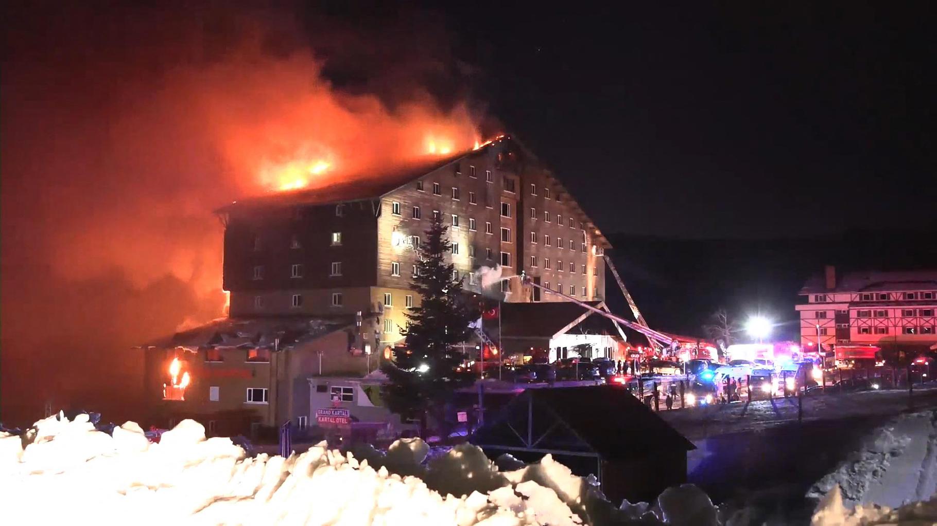 Turquie : l’incendie d’un hôtel d’altitude fait des dizaines de morts, les images terrifiantes