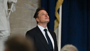 Référence à Hitler, antisémitisme et soutien à l’extrême droite : le salut nazi, dernier geste fasciste d’Elon Musk