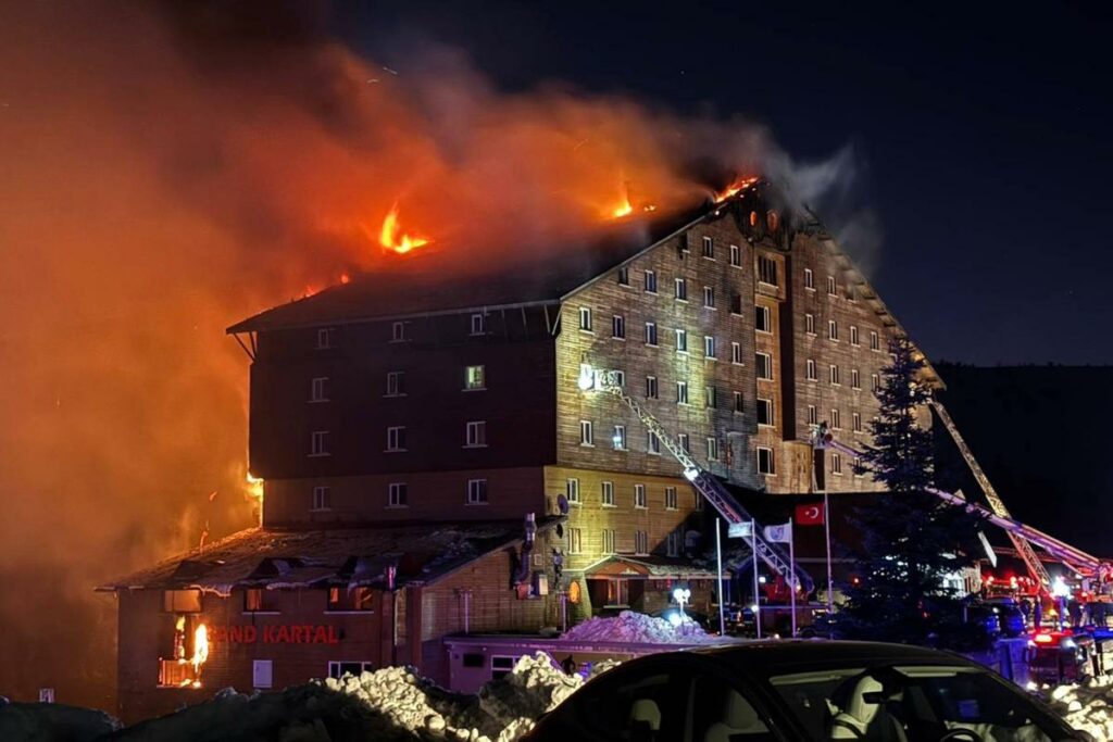 Les terribles images de l’incendie d’un hôtel dans une station de ski en Turquie, qui a fait au moins 66 morts