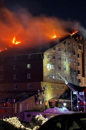 Les terribles images de l’incendie d’un hôtel dans une station de ski en Turquie, qui a fait au moins 66 morts