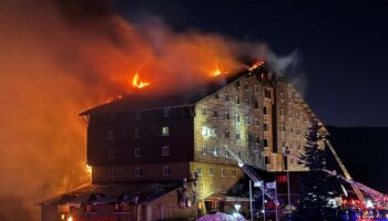 Les terribles images de l’incendie d’un hôtel dans une station de ski en Turquie, qui a fait au moins 66 morts