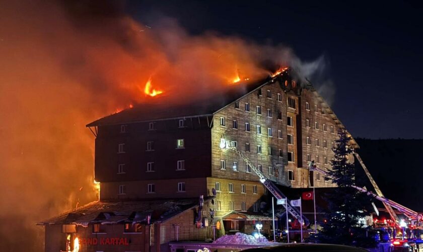 Les terribles images de l’incendie d’un hôtel dans une station de ski en Turquie, qui a fait au moins 66 morts