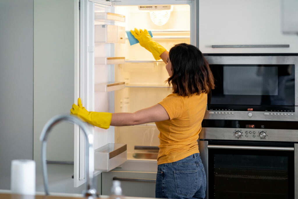 Quelques minutes suffisent pour nettoyer cette zone du frigo que tout le monde oublie