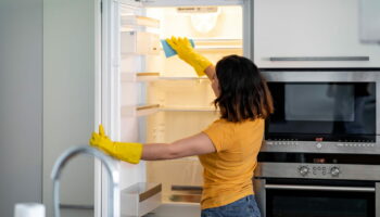 Quelques minutes suffisent pour nettoyer cette zone du frigo que tout le monde oublie