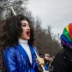 Des milliers de personnes réclament l'égalité des droits pour les personnes LGBTQ+, deux jours avant l'investiture de Donald Trump en tant que 47e président des États-Unis, à Washington, DC, le 18 janvier 2025. (Photo par Allison Bailey/NurPhoto)