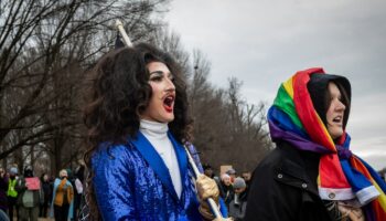 Des milliers de personnes réclament l'égalité des droits pour les personnes LGBTQ+, deux jours avant l'investiture de Donald Trump en tant que 47e président des États-Unis, à Washington, DC, le 18 janvier 2025. (Photo par Allison Bailey/NurPhoto)