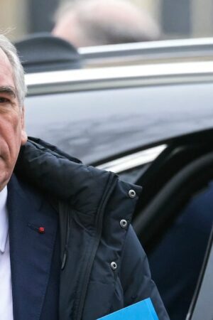 Le Premier ministre François Bayrou, à Paris le 17 janvier 2025, entend remettre les patenaires sociaux au centre du jeu