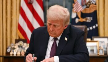 Le président américain Donald Trump signe des décrets dans le Bureau ovale de la Maison Blanche, le 20 janvier 2025 à Washington