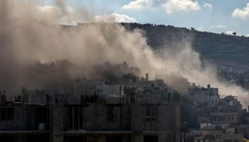 De la fumée s'élève de la ville palestinienne de Jénine lors d'une vaste offensive israélienne dans le nord de la Cisjordanie occupée, le 5 septembre 2024