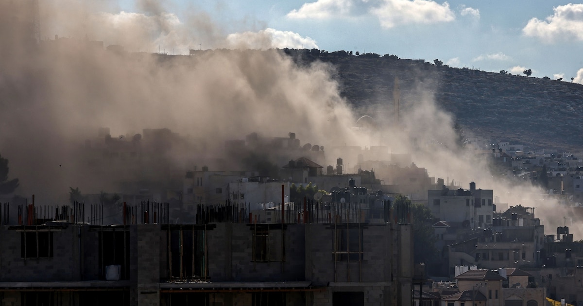 De la fumée s'élève de la ville palestinienne de Jénine lors d'une vaste offensive israélienne dans le nord de la Cisjordanie occupée, le 5 septembre 2024