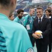 Le président Emmanuel Macron avec le patron du comité des Jeux de Tony Estanguet à Paris, le 24 juillet 2024, à quelques jours du coup d'envoi des JO