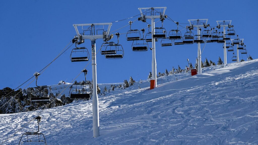 En Isère, une fillette de 10 ans meurt au ski après avoir heurté une paroi rocheuse